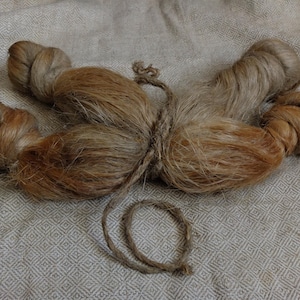 Puede incluir: Un juego de tres tazas de cerámica con un acabado moteado y mate. Las tazas son de color crema, marrón claro y marrón oscuro. Cada taza tiene un diseño simple y minimalista.