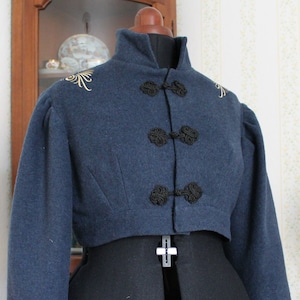 Tessuto di lana Regency Spencer ricamato o in stile militare con bottoni