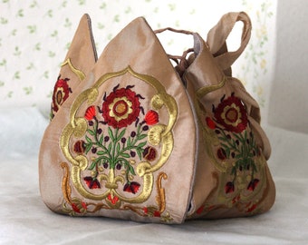Elisabethanische Tasche  Five Petals bag Seide mit Stickerei Renaissancetasche