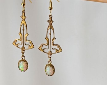 Ohrringe im Stil des Jugendstil mit echtem Opal