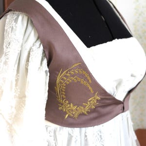 Kurzspencer Regencyera Empire Baumwollsatin mit Stickerei verschiedene Farben