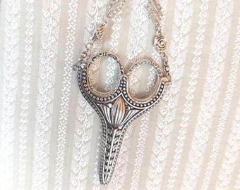 Small chatelaine with scissors, made of silver-colored metal