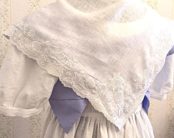 Fichu shawl made of the finest linen with embroidery in the style of the 18th/19th century.