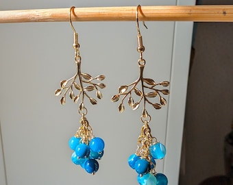 Floral earrings with berry clusters made of blue agate gold-plated