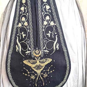 Grande borsa a portafoglio realizzata in lino blu notte con ricami di viti e falene