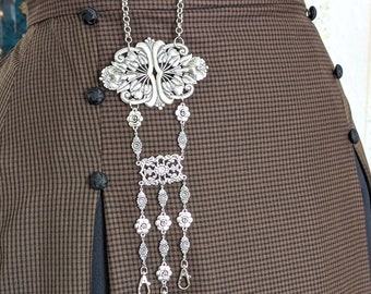 Chatelaine con grande parte floreale in metallo Art Nouveau