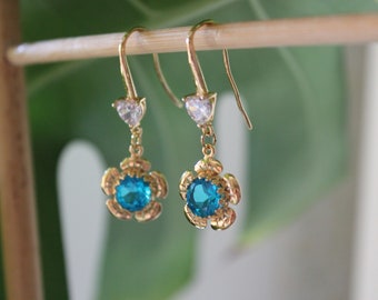 Earrings in a romantic flower design with gold-plated quartz stone