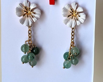 Boucles d'oreilles vigne romantiques en or avec fleurs d'aventurine et de nacre