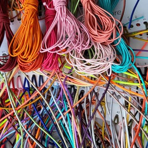 1,5 mm rond elastisch koord – rekbaar koord voor armbanden, kralen, sieraden maken en knutselen – zacht duurzaam elastiek, verkocht per 1 meter