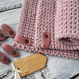 8 x 2 cm, 6 Stück, ablösbare Auflötstifte aus dunkelrosa Leder; Stricketiketten; Gehäkelte Etiketten