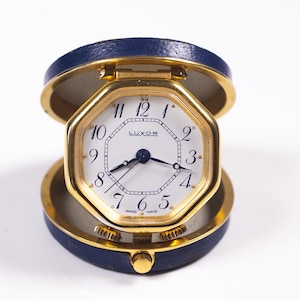 Réveil de voyage compact vintage par Louxor en Suisse, étui en cuir bleu, parfait état de fonctionnement