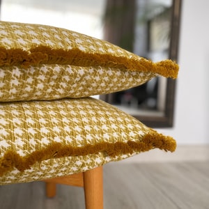Funda de almohada de pata de gallo mostaza: chenilla dorada lumbar con flecos