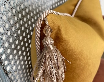 Funda de almohada de terciopelo dorado con borlas: Cojín de punto real