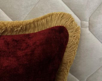Housse de coussin en chenille bordeaux foncé, franges en coton