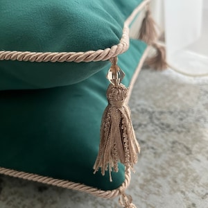 Emerald green pillow cover, Emerald green pillow with tassel, Royal green velvet  pillow,  Elegant green velvet pillow, 14x14, 20x20