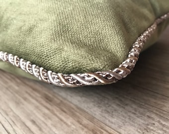 Funda de cojín de terciopelo verde musgo: Cojín texturizado con ribete