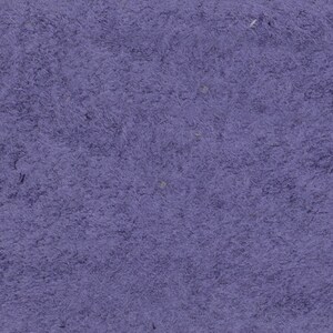 Könnte beinhalten: Nahaufnahme einer strukturierten violetten Oberfläche. Die Oberfläche fühlt sich leicht rau an und besteht aus einem natürlichen Material.