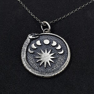 Collar de serpiente de plata esterlina, colgante de fase lunar Ouroboros, collar de sol de luna de serpiente, collar de plata Auryn para hombres, regalo de novia para ella imagen 1