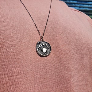 Collar de serpiente de plata esterlina, colgante de fase lunar Ouroboros, collar de sol de luna de serpiente, collar de plata Auryn para hombres, regalo de novia para ella imagen 4