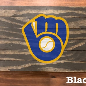 K&ouml;nnte beinhalten: Ein Holzschild mit einem blauen und goldenen Baseballhandschuh-Logo. Das Logo enth&auml;lt einen wei&szlig;en Baseball. Das Schild ist schwarz lackiert.