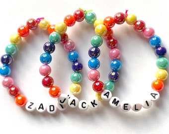Bracelet perlé arc-en-ciel brillant personnalisé pour enfants / enfants - Élastique - N’IMPORTE QUEL nom ou message - Perles de 8 mm