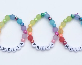 Bracelet de perles arc-en-ciel personnalisé pour enfants - Élastique - TOUT nom ou message - MAINTENANT disponible en tailles adultes !