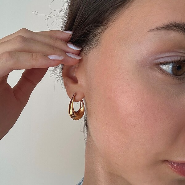 Gold Chunky Oval Hoops . Thick Gold Hoop Earrings . Chubby Statement Earrings