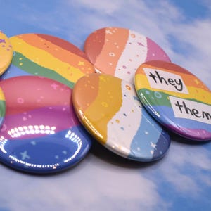 Aanpasbare LGBT+ Pride Flag/Pronoun Pins - 1", 2,25" of 3"