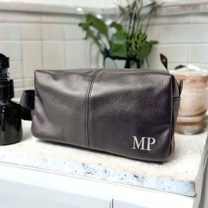 Personalised Leather Wash Bag for Dad – Travel Toiletry Bag, Initial Monogram Gift for Him, Father’s Day, Christmas, Beard Grooming Bag