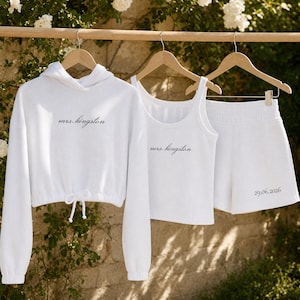 Personlig flygplatsoutfit för brud, anpassat Mrs Lounge-set, brudset med huvtröja, shorts och väst, smekmånadsoutfit, möhippapresent, brudpresent