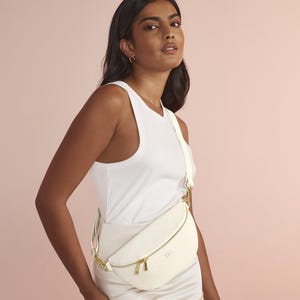 Personalisierte Monogramm Crossbody-Tasche, benutzerdefinierte Bauchtasche, Kunstleder Crossbody-Tasche, personalisierte Bauchtasche, Reisetasche, Festival-Tasche, Hüfttasche