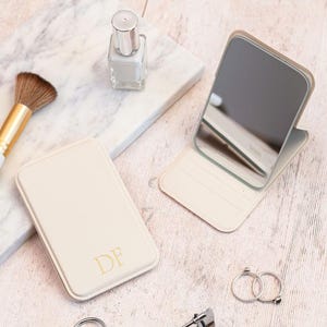 Peut inclure: Panneau en bois rustique avec l'inscription "Welcome to our home" dans un style manuscrit. Le panneau présente une finition vieillie et un design simple et accueillant, idéal pour un porche ou une entrée.