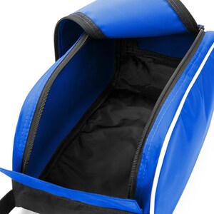 Puede incluir: Una bolsa de viaje azul y blanca con una abertura con cremallera. La bolsa est&aacute; vac&iacute;a y el interior es negro.