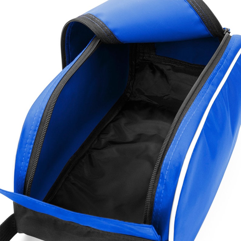 Puede incluir: Una bolsa de viaje azul y blanca con una abertura con cremallera. La bolsa est&aacute; vac&iacute;a y el interior es negro.