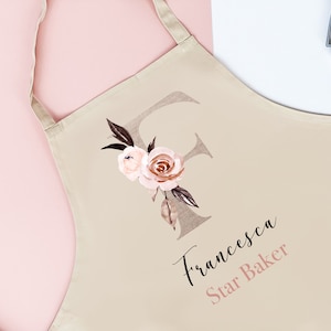 Delantal personalizado con inicial, regalo de repostería en oro rosa, delantal de cocina con flores de acuarela, regalo con inicial para ella, hecho a medida, tus palabras