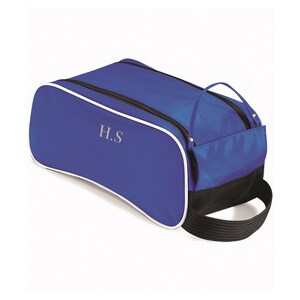 Puede incluir: Bolsa de zapatos azul con ribete blanco y asa negra. La bolsa tiene cierre de cremallera y un peque&ntilde;o bolsillo lateral. Las iniciales "H.S." est&aacute;n bordadas en la parte delantera de la bolsa.