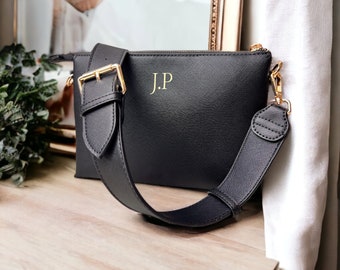 Personalisierte Cross Body Tasche, Tasche mit Riemen, Monogrammtasche, benutzerdefinierte Schultertasche, vegane Ledertasche, Taschen für Frauen, benutzerdefinierte Initialen auf Tasche