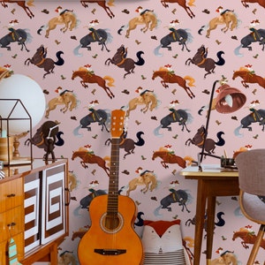 Peut inclure: Un papier peint rose avec un motif r&eacute;p&eacute;titif de cowboys &agrave; cheval. Le papier peint est dans une pi&egrave;ce avec une guitare, une lampe, un bureau et une chaise.