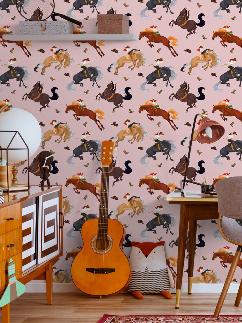 Peut inclure: Un papier peint rose avec un motif r&eacute;p&eacute;titif de cowboys &agrave; cheval. Le papier peint est dans une pi&egrave;ce avec une guitare, une lampe, un bureau et une chaise.