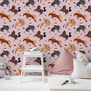 Peut inclure: Papier peint rose avec un motif r&eacute;p&eacute;t&eacute; de cowboys &agrave; cheval sur des chevaux bruns et noirs. Les cowboys portent des chapeaux bruns et des vestes brunes. Le papier peint est d&eacute;cor&eacute; de chapeaux de cowboy bruns et de bottes brunes.