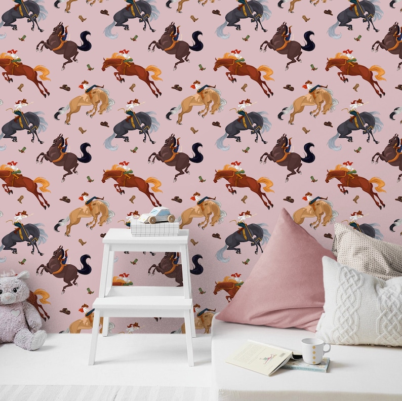 Peut inclure: Papier peint rose avec un motif r&eacute;p&eacute;t&eacute; de cowboys &agrave; cheval sur des chevaux bruns et noirs. Les cowboys portent des chapeaux bruns et des vestes brunes. Le papier peint est d&eacute;cor&eacute; de chapeaux de cowboy bruns et de bottes brunes.
