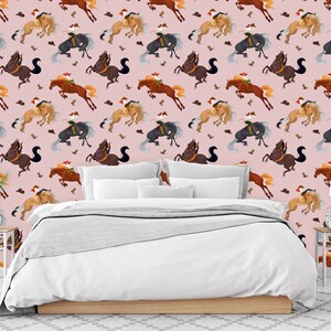 Peut inclure: Un fond rose avec un motif r&eacute;p&eacute;t&eacute; de chevaux bruns, noirs et orange avec des cavaliers. Les chevaux sautent et les cavaliers portent des chapeaux de cow-boy. Le motif est r&eacute;p&eacute;t&eacute; sur toute l'image.
