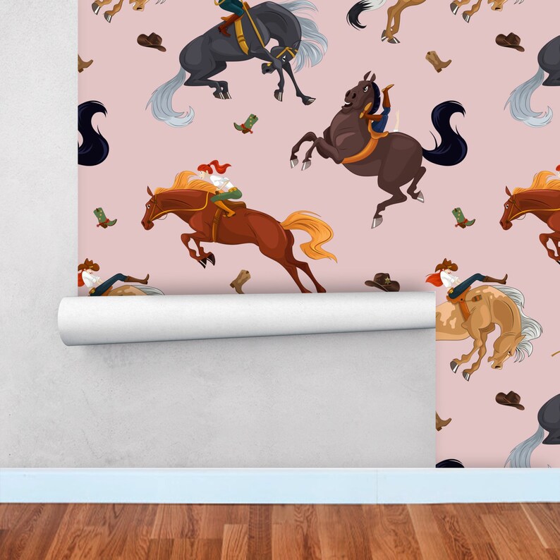 Peut inclure: Un motif sans couture repr&eacute;sentant des cowboys et des cowgirls &agrave; cheval sur un fond rose. Le motif comprend des chevaux bruns, noirs et blancs, ainsi que des chapeaux de cowboy et des bottes.
