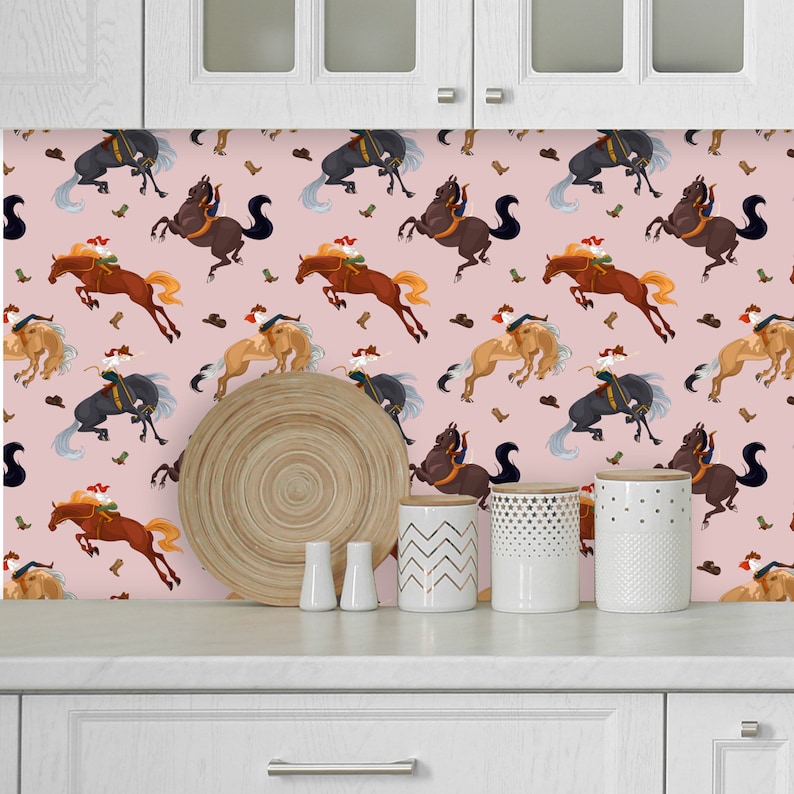 Peut inclure: Papier peint rose avec un motif r&eacute;p&eacute;t&eacute; de chevaux bruns et noirs avec des cavaliers. Les chevaux sautent et les cavaliers portent des tenues brunes et noires. Le papier peint est parfait pour une pi&egrave;ce &agrave; th&egrave;me western.