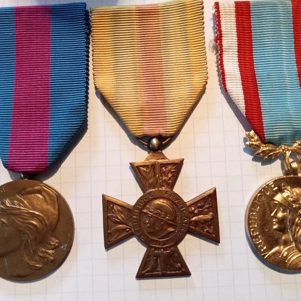 Französische Medaillen WW1 WW2, 2 Medaillen Für Volontaire, 1 Medaille Betrieb De secure et de maintien de l ordre. TASCHE N8.