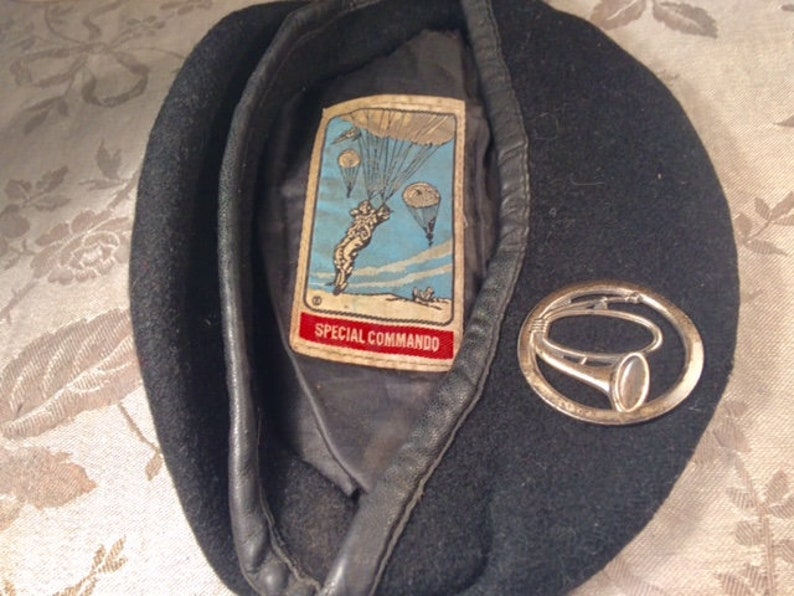Military FRENCH Berets, Black Commando De Chasseur 1960s Badge