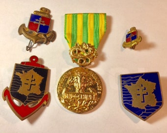 FRANSE Indochine BADGES WW2,1 Indochine Ancre, 1 Indochine Medaille, 3 andere zeer goede badges. F 1