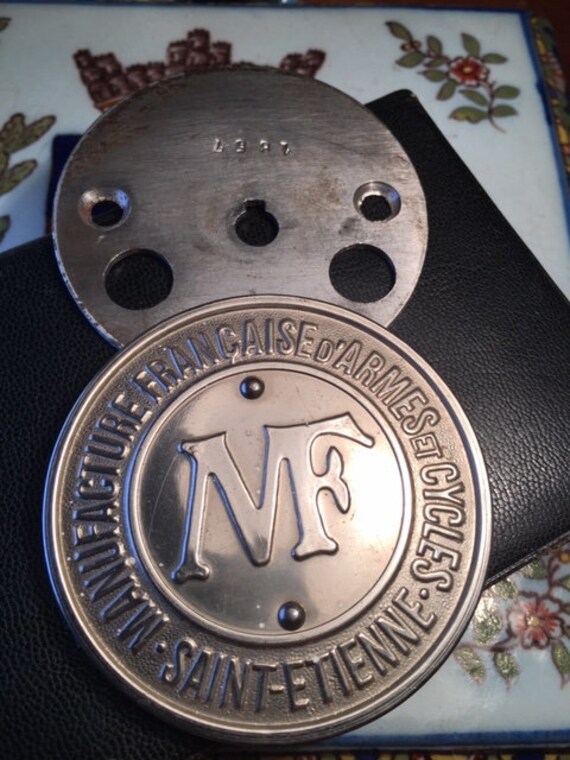 Couverture de Voûte Sûre Fabriquer Des Armes St Etienne France Très Rare, et Un Ancien Badge Pour La