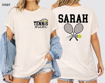 Camiseta Comfort Colors® para mamás tenistas, camiseta de tenis con nombre personalizado, camiseta personalizada para mamás deportistas.