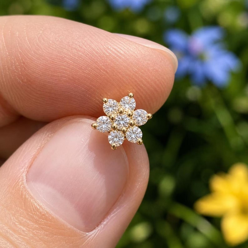 18K Gold Flower Diamond Nose Pin Flat Back Threadless Push Stud Piercing Ring bild 1